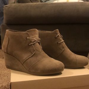 Toms Desert Wedge Taupe Suede